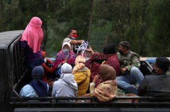 Jelang Yadnya Kasada 2020, Utusan Gubernur Khofifah Bagikan Ribuan Masker di Tengger