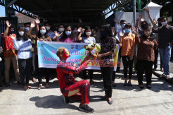 Iron Man Hibur Penghuni Asrama Mahasiswa yang Berhasil Lawan Covid-19