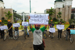 Aktivis Lingkungan Demo Tolak RUU Omnibus Law Cipta Lapangan Kerja di Depan Gedung MPR/DPR