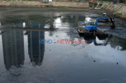 Antisipasi Banjir, DSDA DKI Jakarta Keruk Lumpur di Waduk Setiabudi Barat