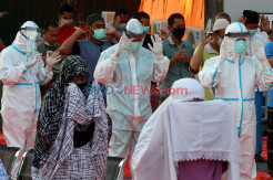 Pasien Covid-19 dan Tenaga Medis Laksanakan Salat Idul Adha 1441 H di RS Darurat Lapangan