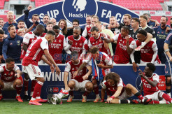 Cetak Dua Gol, Aubameyang Jatuhkan Trofi Piala FA Saat Perayaan Juara