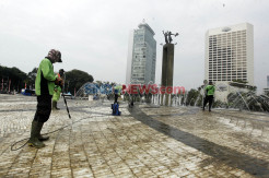 Dipenuhi Lumut, Dishut DKI Jakarta Bersihkan Marmer Tugu Selamat Datang Bundaran HI