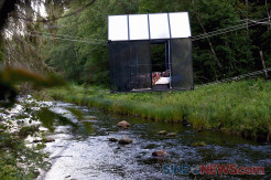 Rumah Cermin Tergantung di Atas Sungai Amata Latvia