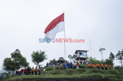 Pengibaran Bendera Merah Putih Raksasa di Lereng Merapi