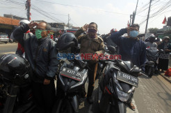 Turun dari Kendaraan, Warga Peringati Detik-Detik Proklamasi di Pertigaan Bojongsari