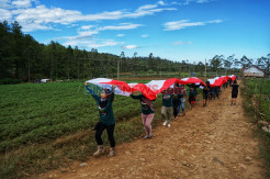 Peringati HUT RI, Peserta IOF Sulsel Bentangkan Bendera Merah Putih Sepanjang 75 Meter