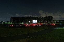Drive in Senja, Serunya Nonton Bioskop Dari Dalam Mobil