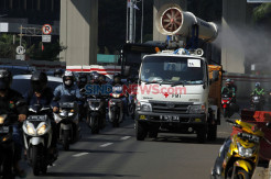 Kasus Covid-19 Kembali Melonjak, PMI Semprotkan Disinfektan di Jalanan Ibukota