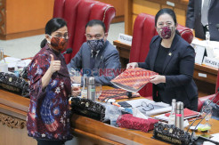 Menkeu Serahkan Tanggapan Pemerintah atas Pandangan Umum Fraksi Terhadap RUU APBN 2021