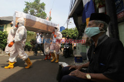 Bawa Peti Jenazah, Petugas Kecamatan Cilandak Kampanye Bahaya Covid-19