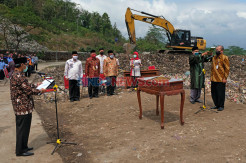 Bupati Temanggung Lantik Pejabat di Tempat Pembuangan Sampah