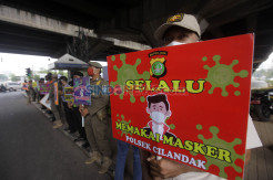 Petugas Gabungan Sosialisasi Protokol Kesehatan Covid-19 di Fatmawati