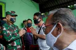 TNI Serahkan Ganti Rugi Kepada Korban Sipil Penyerangan Polsek Ciracas