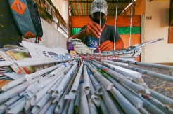 Mendaur Ulang Limbah Kertas Jadi Kerajinan Menawan