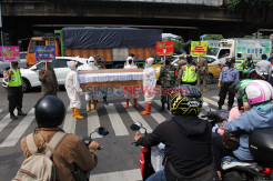 Bawa Peti Mati, Petugas Gabungan Kecamatan Cilandak Lanjutkan Sosialisasi Kewaspadaan Covid-19