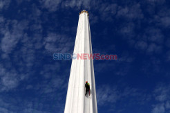 Perjuangan Pemanjat Rawat Monumen Tugu Pahlawan