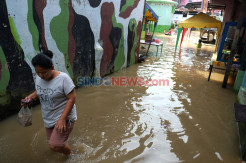Pemukiman Warga Aur Terendam Banjir Akibat Meluapnya Sungai Deli
