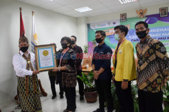 856 Mahasiswa Baru FIK Unnes Nyanyikan Mars Patriot Olahraga Secara Daring