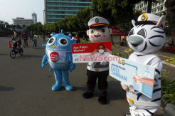 Boneka Cikpol Sosialisasi Protokol Kesehatan Covid-19 di Bundaran HI