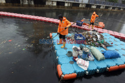 Minim Kesadaran Warga, Sampah Bertebaran di Kali Sentiong