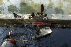 RPTRA Masih Tutup, Anak-Anak Bermain di Kali Kotor