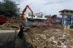 Debit Air Naik, Pintu Air Manggarai Dipenuhi Gunungan Sampah