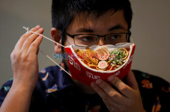 Masker Unik Berbentuk Semangkuk Ramen Mengundang Selera