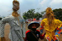 Peringati Hari Tani Nasional, Massa Aksi Pasang Orang-orangan Sawah di DPR