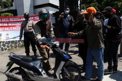 Hadang Peserta Silaturrahmi KAMI Jawa Timur, Ratusan Massa Duduki Gedung Juang 45