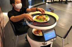 Melihat Demonstrasi Robot Servi Pelayan Restoran di Jepang