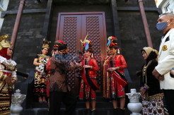 Warna-warni Etnik Nusantara Meriahkan Hari Sarjana UWKS