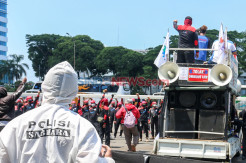 Antisipasi Penularan Covid-19, Polisi Kenakan Hazmat Kawal Aksi Tolak Omnibus Law