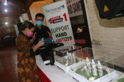 Lawan Corona, Victoria Care Serahkan Bantuan Hand Sanitizer