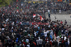 Tolak Omnibus Law, Ribuan Massa Geruduk Grahadi Surabaya