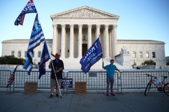 Pendukung Trump Lakukan Protes di Luar Gedung Mahkamah Agung AS