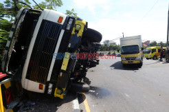 Truk Kontainer Bermuatan Minyak Goreng Terguling di Jembatan Merr Surabaya
