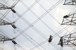 Menegangkan, Pasukan Elit PLN Lakukan Perawatan SUTET