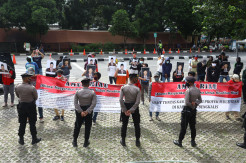 Aktivis AMUK Riau Desak KPK Tangkap Eks Ketua DPRD Riau Indra Gunawan Eet