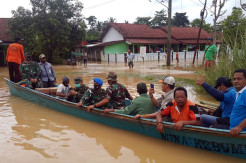 Lanal Cilacap Berikan Bantuan kepada Korban Banjir di Gandrungmangu dan Sidareja