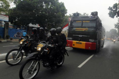 Dikawal Polisi Bersenjata, Mobil Water Canon Semprotkan Disinfektan di Petamburan