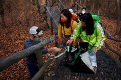 Pesan Selamatkan Dunia Seniman Korea Selatan dari Sampah Pendaki