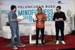 Sudhamek AWS Luncurkan Buku Berbisnis Dengan Hati