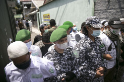 Beginilah Penampakan Saat Anggota FPI Hadang Petugas Polisi di Petamburan