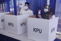 Ditemani Istri, Mohammad Idris Nyoblos di TPS 14 Jatimulya