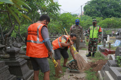 Langgar Prokes di Semarang Disanksi Membersihkan Makam hingga Rapid Test