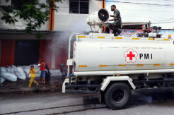 Mobil Gunner Spray Semprotkan Disinfektan di Jalanan Kota Makassar