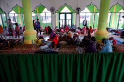 Pengungsi Banjir Makassar Kekurangan Selimut dan Obat-obatan