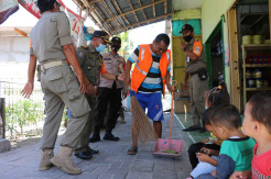 Petugas Gabungan Gelar Razia Masker di Pulau Pramuka
