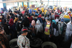 Jelang Malam Tahun Baru, Pasar Ikan Muara Angke Ramai Pembeli